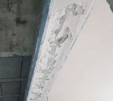 Poutre + plafond coté cellier / garage (1ère couche de finition / lissage en cours)
