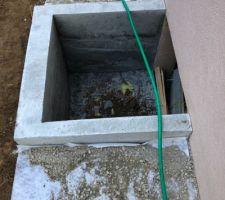 Accès au vide sanitaire cour anglaise en place il reste plus qu?à y mettre la grille dessus