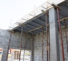 Plancher &eacute;tage pos&eacute; et coul&eacute;