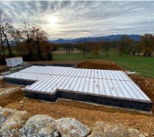 Pose du plancher en cours, avant coulage.