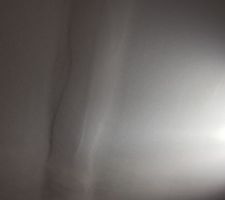 Mon peintre n'a pas pu rattraper cette sur épaisseur sur un plafond, même avec sa ponceuse professionnel. Un travail mal fait par les jointeurs.