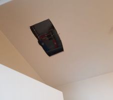 Maison livrée début septembre, nous sommes le 1 décembre.
La trappe n'est toujours pas installée, juste un trou laissant passer le froid.