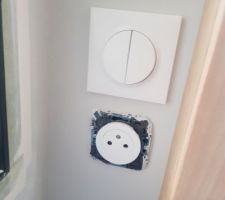 Maison livrée début septembre, nous sommes le 1 décembre.
Et toujours en attente d'avoir les caches de prise électrique manquants.
Je précise que les électricien ne les ont pas installé, ils ont juste laissé les boites. Il s'agit de l'entreprise Solanilla située à Eysines.