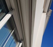 Maison livrée début septembre, nous sommes le 1 décembre.
Et toujours pas de cache de la baie vitrée