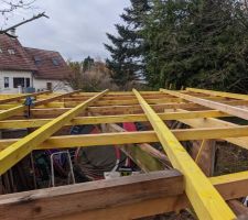 On refait la toiture de la cabane qui prenait l'eau