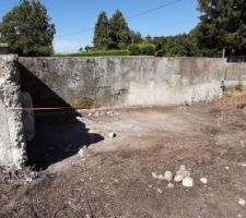 Au dessus de la cuve à lisier, un petit WC et 2 murs qui maintenait le fumier. Malheureusement en plein dans mon chemin d'accès (délimité par la clôture en bois et le fil rouge), je suis obligé de tout détruire. Je n'ai pas confiance dans la cuve pour résister au passage des toupies à béton oou des camions de livraison de matériaux durant le chantier.