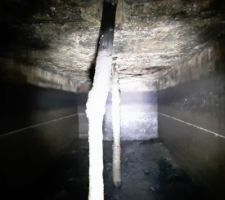 L'intérieur de la cuve (presque) vidée. Le niveau était initialement en haut de la bande noire. La cuve fait environ 2m50 de large, 2m50 de hauteur et 6m50 de long. Le lisier qu'elle contient était vieux de plus de 30 ans.
Attention on ne descend pas dans une cuve comme ça sans protection, sans avoir prévenu quelqu'un avant. Ici, l'appel d'air frais provoqué par la baisse du niveau du liquide m'a permis de tenter d'y descendre.