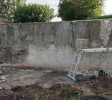 Saignée dans le grand mur, pour le séparer en 3 sections. On les fera tomber à la minipelle. Le découpage du mur dans l'épaisseur n'est pas simple, il faut 20cm d'épaisseur et les morceaux de béton se détachent mal.