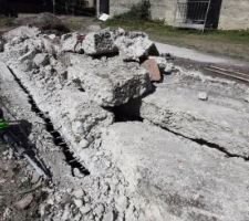 Les murs sont tombés, et repoussés pour laisser accès aux bords de la dalle fermant la cuve. Une 1ère étape de franchie.