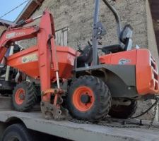 Arrivée des engins. Je suis comme un gosse le matin de noël devant le sapin. Avec en tête la petite horloge qui murmure doucement à l'oreille ("minipelle 5T : 200?/jour ... Dumper 1000L : 150?/jour ... n'oublie pas que chaque jour qui passe te coûte 350?").