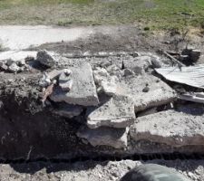 Le béton a été découpé sur les 3/4 du tour de la dalle, mais elle ne bouge pas. Il va falloir disquer les fers à béton.