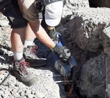 Le béton a été découpé sur les 3/4 du tour de la dalle, mais elle ne bouge pas. Il va falloir disquer les fers à béton.
Seule la première couche est accessible à la disqueuse, mais j'espère que la 2ème couche, en dessous, rongée par la rouille, cèdera d'elle-même au vu du poids sur la dalle.