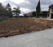 Le terrain divisé et terrassé, avec notre chemin qui dessert le fond (à gauche c'est pas chez nous)