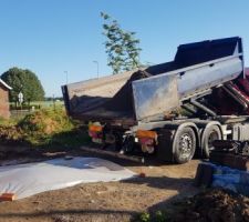 Livraison du béton à bordure. 1 m3 pour 18 ml de bordures