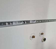 Pose d'un rail pour fixer solidement notre meuble vasques suspendu sur un mur non renforc&eacute;