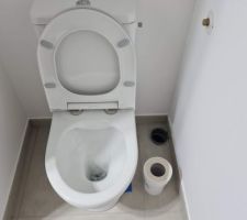 1er WC pos&eacute;. 100? il fait le taff et facile &agrave; poser. Niveau esth&eacute;tique c'est impeccable aussi.