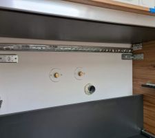 Pose d'un rail pour fixer solidement notre meuble vasques suspendu sur un mur non renforc&eacute;