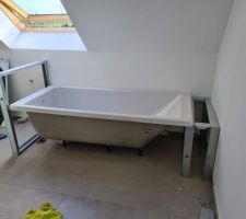 Pose sur structure rail et montant, viss&eacute;s/coll&eacute;s. C'est du solide.