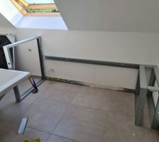 Pose sur structure rail et montant, viss&eacute;s/coll&eacute;s. C'est du solide.