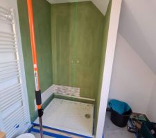 D&eacute;but de pose carrelage sur un rail parfaitement &agrave; niveau