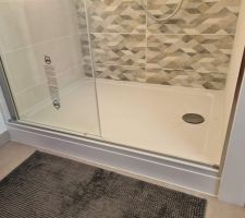 Finition sous receveur en forex afin de cacher le vide et les pieds