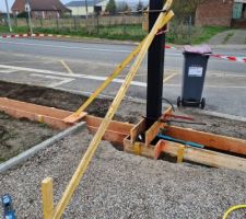 1er poteau, le plus facile avec ses 2 gaines &eacute;lectriques de 2m50