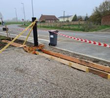 1er poteau, le plus facile avec ses 2 gaines &eacute;lectriques de 2m50