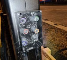 Boite de d&eacute;rivation pour conserver un acc&egrave;s au merdier &eacute;lectrique du portail