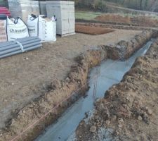 Coulage du béton.
Plus qu'à attendre que sa sèche pour la suite...