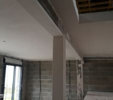 Plâtre du plafond et de la poutre.