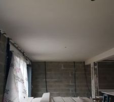 Plâtre du plafond et de la poutre.