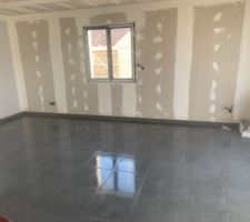 Carrelage terminé, ainsi que les plinthes.