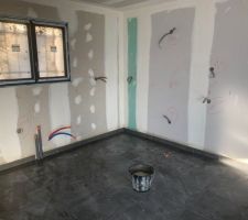 Carrelage terminé, ainsi que les plinthes.