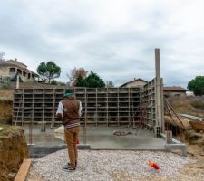 Banches du sous-sol, mur sud et Ouest coulés
Vue sur l'entrée de la maison