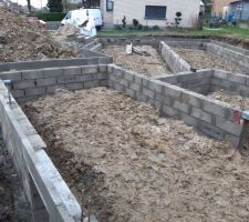 Vide sanitaires de 4 tas de parpaings