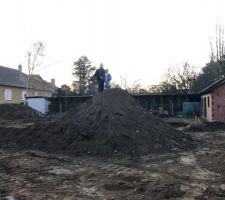 Démarrage du terrassement avec fondations spéciales à certains endroits et oh... surprise une cavité avec de l?eau a plus de 3m de profondeur 
Youpi