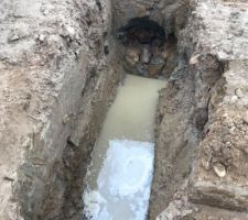 Sur l?un des points identifié par l?étude de sol il nous fallait creuser à 330cm... et là on tombe sur une cavité d?où de l?eau s?écoule ...