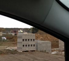 Le terrain avant le d&eacute;but des travaux les parpaings sont pas &agrave; nous.
