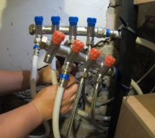 Juillet 2020: Distribution de l'eau Chaude et froide de la salle de bain provisoire Photos tirées de l'épisode 26 de - La rénovation de Koggy - visible sur Youtube sur ce lien : https://bit.ly/KoggyEP26