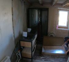 Juillet 2020: Je pose le miroir de la salle de bain Photos tirées de l'épisode 26 de - La rénovation de Koggy - visible sur Youtube sur ce lien : https://bit.ly/KoggyEP26
