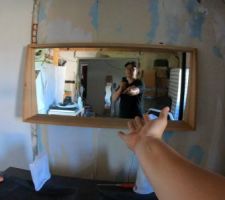 Juillet 2020: Je pose le miroir de la salle de bain Photos tirées de l'épisode 26 de - La rénovation de Koggy - visible sur Youtube sur ce lien : https://bit.ly/KoggyEP26