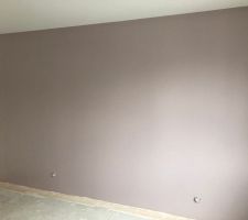 Peinture taupe rosé sur un pan dans la chambre parentale