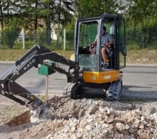 On creuse les fouilles pour les fondations du mur de clôture devant la maison