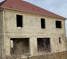 Ca y est la maison est hors d'eau et les goutierres sont installées.