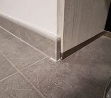 Plinthe recollée dans la cuisine