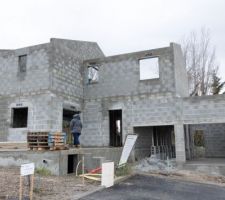 Pour la maçonnerie, ne manquent plus que les coudières et l'escalier intérieur