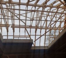 Pose de la charpente en cours (vu de l'intérieur )