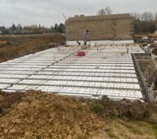 Hier après-midi pose de l?isolant avant de couler la dalle béton.