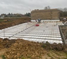 Hier après-midi pose de l?isolant avant de couler la dalle béton.