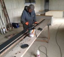 Lambris peint anthracite sous l?avant toit